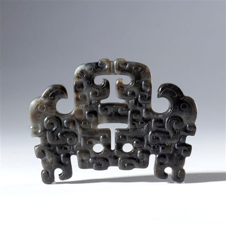  
Pendente ornamentale in giada scura Hotan traforato e inciso. Cina, dinastia Qing (1644-1912), XVIII secolo 
 mm 59.7 x 44.3 x 6.3