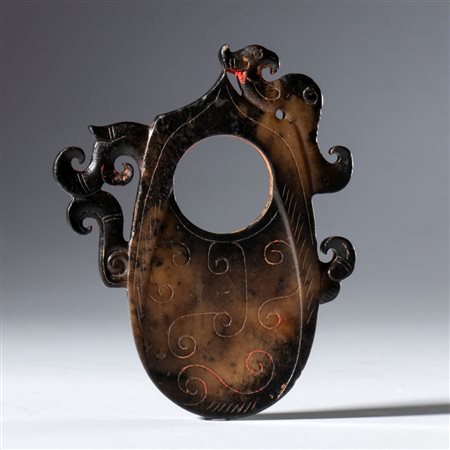  
Anello da arciere in giada scura Hotan. Cina, dinastia Qing (1644-1912), XVIII secolo 
 mm 72.7 x 58.5 x 6