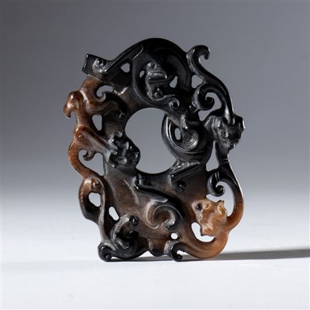  
Disco BI ornamentale in giada Hotan decorato con figure di draghi in rilievo. Cina, dinastia Qing (1644-1912), XVIII secolo 
 mm 55.6 x 43.5 x 11.5