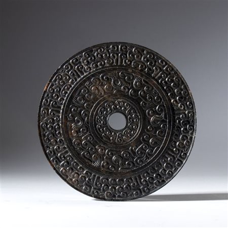  
Disco rituale BI in giada Hotan incisa con motivo a nuvole. Cina, dinastia Qing (1644-1912), XVIII secolo 
 Diametro esterno mm 107.3 Spessore mm 5.3