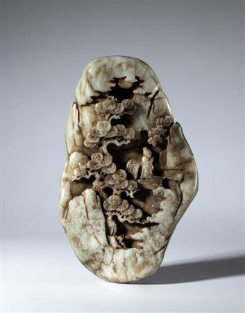  
Scultura decorativa ricavata da un blocco di giada Hotan raffigurante un paesaggio lacustre con vegetazione e saggio. Cina, dinastia Qing (1644-1912), XIX secolo 
 Complessivamente cm 19 x 12 x 5