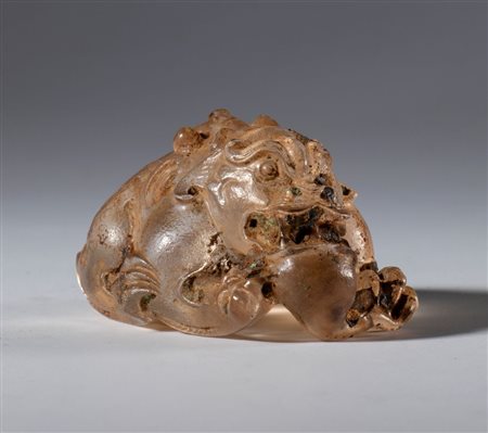  
Scultura in cristallo raffigurante animale mitico. Cina, dinastia Qing (1644-1911), XVIII secolo 
 Complessivamente mm 56 x 43.3 x 35.5