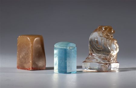  
Lotto composto da tre timbri scolpiti ed incisi in pietra saponaria, acquamarina e cristallo. Cina, Scultura in cristallo raffigurante animale mitico. Cina, dinastia Qing (1644-1911), XIX secolo 
 Il piu grande mm 40 x 25 x 25