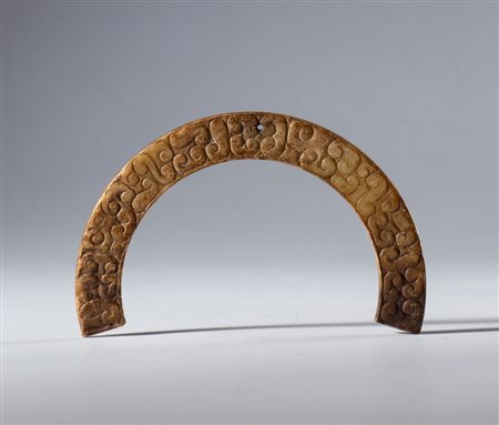  
Pendente ornamentale a forma di mezza luna in giada Hotan in stile della dinastia Han (206 a.C al 220 d.C). Cina, dinastia Ming (1368-1644), XVI secolo 
 Complessivamente mm 81 x 62.8 x 4.2