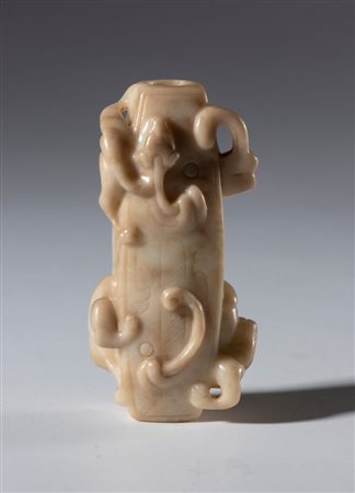 
Pendente tubolare ornamentale in giada Hotan con figure di draghi. Cina, dinastia Qing, (1644-1912), XIX secolo 
 mm 63.5 x 30 x 20