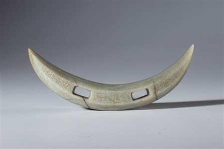 
Grande strumento in giada Hotan con incisioni in alfabeto arcaico. Cina, dinastia Ming (1368-1644), XVI secolo 
 Complessivamente mm 129.6 x 22.3 x 20.5 