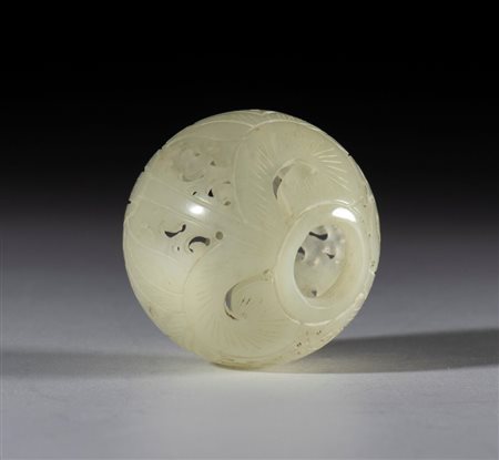  
Perla in giada Hotan decorata con un intricato motivo vegetale inciso e traforato. La perla è ricavata da una sfera di giada vuota del suo interno. Cina, dinastia Qing, (1644-1912), XIX secolo 
 Diametro mm 28