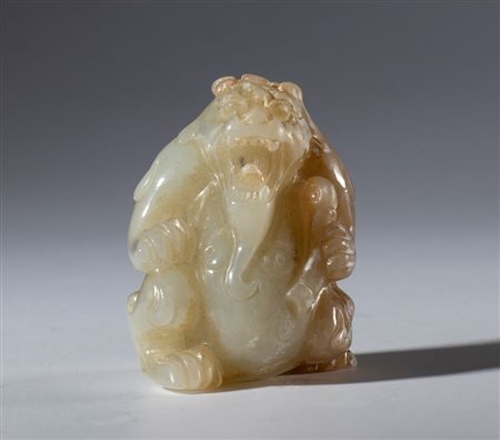  
Piccola scultura di orso in giada Hotan. Cina, dinastia Qing, (1644-1912), XIX secolo 
 Complessivamente mm 46 x 35.5 x 33.5