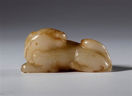  
Scultura in giada Hotan e russet raffigutante un cagnolino. Cina, dinastia Qing, (1644-1912), XIX secolo 
 Complessivamente mm 56.6 x 25.6 x 27.7