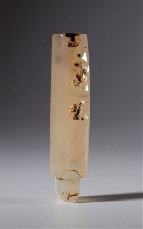  
Porta piume per cappello di corte in giada decorata con piccole figure incise. Cina, dinastia Qing, (1644-1912),  XIX secolo 
 mm 77.6  Diametro mm 18 circa