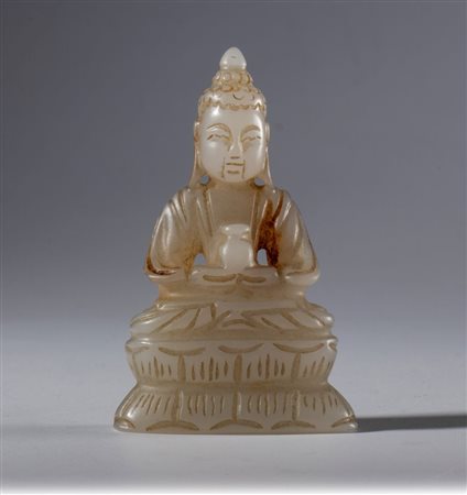  
Statua di Buddha in giada bianca Hotan. Cina, dinastia Qing, (1644-1912), XIX secolo 
 mm 63 x 40 x 15.3 