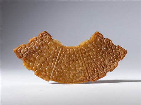  
Mezzo disco ornamentale in giada Hotan incisa con motivo di nuvole e fori per sospensione. Cina, dinastia Qing, (1644-1912), XIX secolo 
 Complessivo mm 118 x 35.2 x 0.8