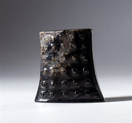 
Pendente in giada scura Hotan decorata con motivo a chicchi di riso. Cina, dinastia Qing, (1644-1912), XVI secolo 
 mm 52.5 x 50.8 x 15.5