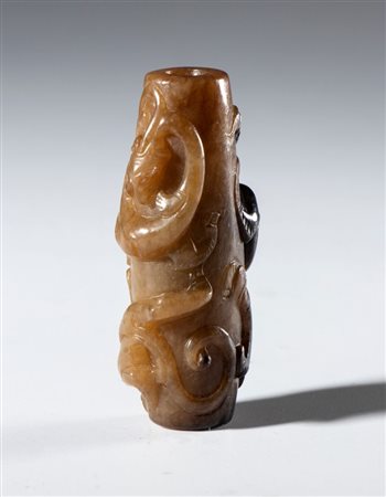  
Pendente tubolare in giada Hotan bicolore con figure di draghi. Cina,  dinastia Qing (1644-1912), XIX secolo 
 mm 52.5 x 23.5 x 16.2