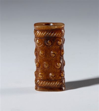 
Pendente ornamentale in giada Hotan. Cina,dinastia Qing (1644-1912), XIX secolo 
 mm 49.7 x 38.5 x 5