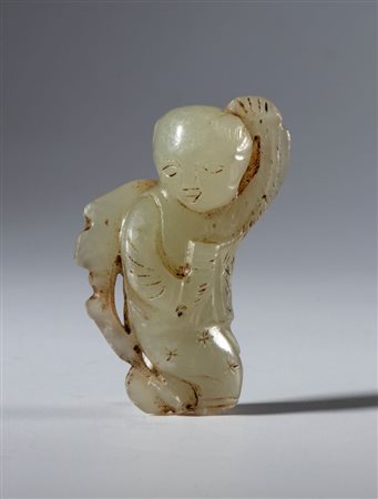  
Piccola scultura in giada Hotan raffigurante un fanciullo con aquilone. Cina,  dinastia Qing (1644-1912), XIX secolo 
 Complessivo mm 51.8 x 27.4 x 14.6