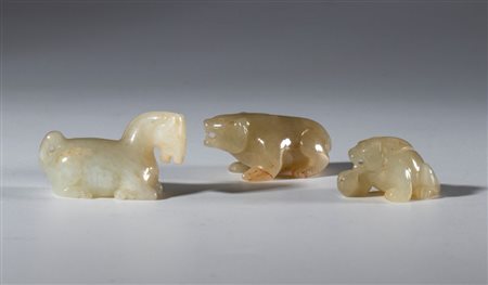  
Lotto composto da tre piccole figure scolpite in giada Hotan raffiguranti un cavallo, un orso ed un animale mitico. Cina, dinastia Qing (1644-1912), XIX secolo 
 Il piu grande (Cavallo) mm 21 x 15.5 x 37.5