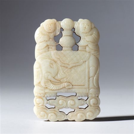  
Pendente in giada chiara Hotan traforata e incisa con figure di bambini, elefante e nuvole. Cina, dinastia Qing (1644-1912), XIX secolo 
 mm 63 x 40.4 x 7.5