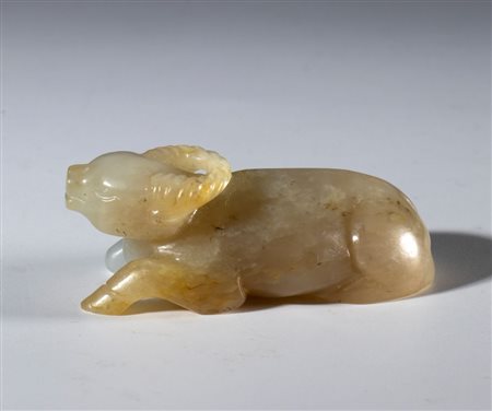 
Piccola scultura in giada Hotan raffigurante un bufalo d'acqua. Cina, dinastia Qing (1644-1912),  XIX secolo 
 Complessivamente mm 57.5 x 28.3 x 21
