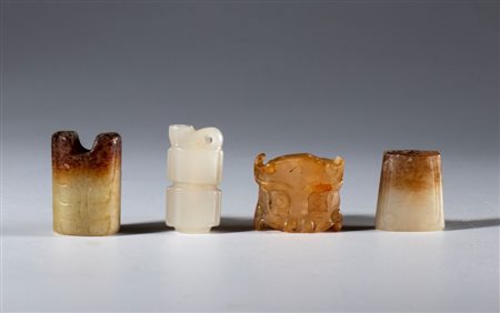  
Lotto composto da quattro elementi di collana scolpiti ed incisi in giada Hotan. Tre raffiguranti teste di tigre schematizzate. Cina, dinastia Qing (1644-1912), XVI secolo 
 Il piu grande mm 23 x 15.5 x 9