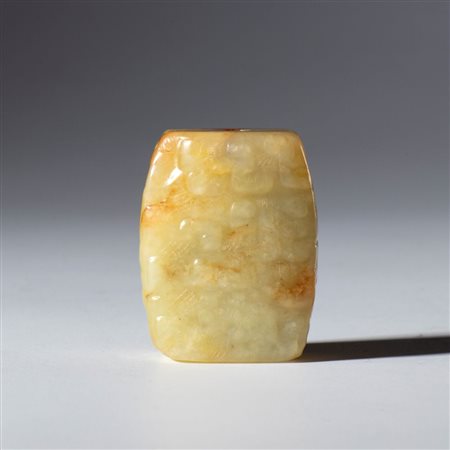  
Pendente in giada russet Hotan con incisioni a motivo di nuvole. Cina,  dinastia Qing (1644-1912), XIX secolo 
 mm 35 x 27.5 x 17
