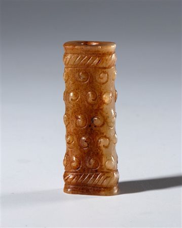  
Pendente tubolare ornamentale in giada Hotan con decoro a chicchi di riso. Cina,  dinastia Ming (1368-1644), XVI secolo 
 mm 45.2 x 15.5 x 10.3