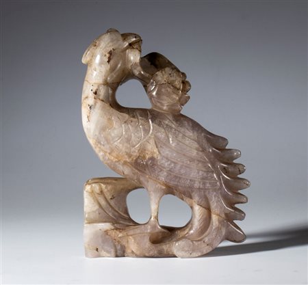  
Scultura in ametista scolpita e incisa raffigurante un uccellino con frutto nel becco. Cina, XX secolo 
 mm 128.5 x 91.5 x 30