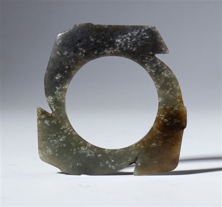  
Disco intagliato Xuan Ji in giada nefrite scura in stile di epoca arcaica. Cina, dinastia Qing (1644-1912), fine XIX secolo 
 mm 83.8 x 82 x 6.7 Diametro interno mm 50.8