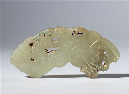  
Pendente in giada nefrite a forma di mezza luna raffigurante animale mitologico. China, periodo Repubblica (1912-1949) 
 Complessivo mm 80 Spessore mm 6.7