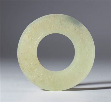  
Disco BI in giada incisa con motivo a piccole spirali. China, dinastia Qing (1644-1912), fine XIX secolo 
 Diametro esterno mm 56.5
