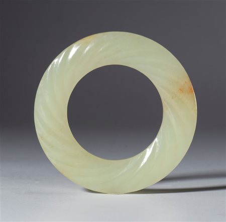  
Disco BI in giada chiara con corpo a spirale. Cina, dinastia Qing (1644-1912), fine XIX secolo 
 Diametro esterno mm 55