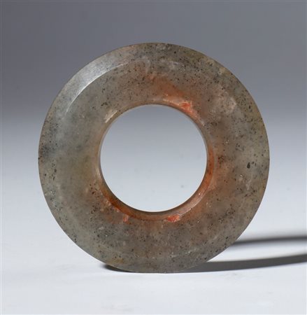 
Disco BI in giada nefrite grigio rossa senza trasparenza dai bordi piatti. Cina, dinastia Qing (1644-1912), fine XIX secolo 
 Diametro esterno mm 58.5