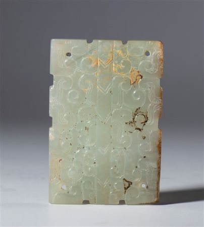  
Placchetta rettangolare in giada incisa, con fori negli angoli per sospensione o da applicazione. China, dinastia Qing (1644-1912), fine XIX secolo 
 mm 33.5 x 49 x 4.8