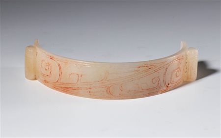  
 Ornamento semicircolare iin stile arcaico n giada incisa. Alle estremità due elementi a forma di cicala. Tracce di pigmento rosso nelle incisioni. Cina, dinastia Qing (1644-1912), fine XIX secolo 
 mm 95.6 x 19.4