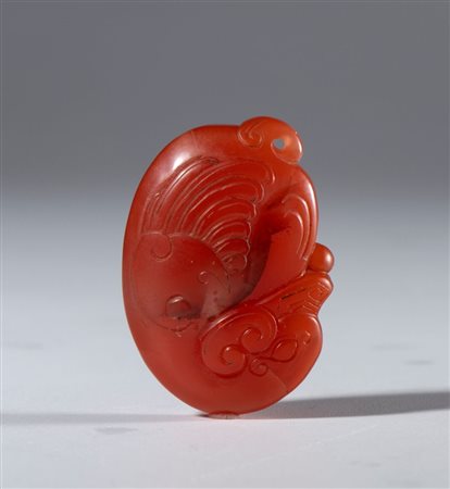 
Pendente in agata Nanhong a forma di uccello stilizzato e foro per sospensione. Cina, fine XIX-inizio XX secolo 
 mm 31 x 22.7 x 11