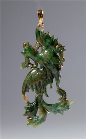  
Pendente in giada verde scuro con montatura successiva in oro 18 K. Cina, inizio XX 
 mm 62 x 27 x 5