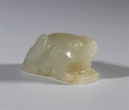  
Piccola figurina in giada chiara raffigurante una rana. Cina, dinastia Qing (1644-1911), XIX secolo 
 mm 28.5 x 17 x 16.5