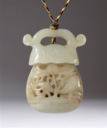 
Ciondolo contenitore in giada scolpita e traforata. Usata come porta essenze. Al suo interno piccolo pezzetto di legno di sandalo profumato. Cina, dinastia Qing (1644-1912), fine XVIII secolo 
 Complessivo mm 51.5