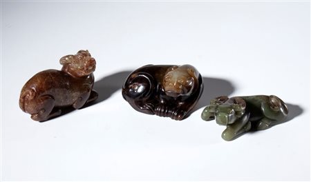  
Lotto di tre figure di animali in giada nefrite. Cina, XX secolo 
 La piu grande mm 48 x 87 x 61.5