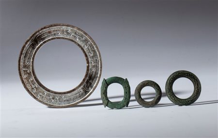  
Lotto di quattro dischi BI di cui uno in giada nefrite inciso e tre in metallo in stile arcaico. Cina, XX secolo 
 Il piu grande diametro mm 94.6 x 7.3