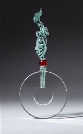  
Disco ornamentale in vetro con cordone in cotone e fermo in corniola. Cina, XX secolo 
 Diametro mm 54.5 x 7.8