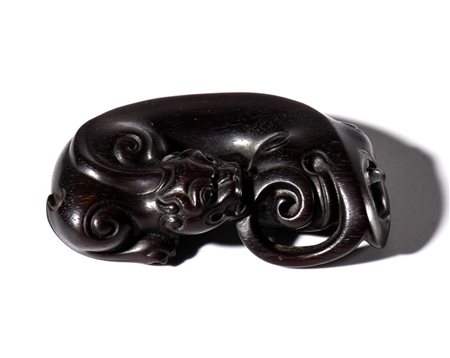  
Figurina di drago scolpita in legno di sandalo. Cina, XX secolo 
 mm 68.8 x 43 x 17.5