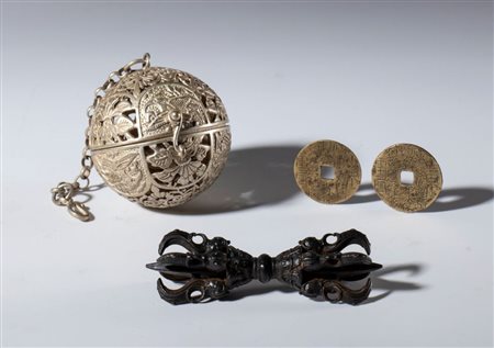  
Lotto composto da una sfera giroscopio in metallo argentato, due monete Tongbao di Kangxi incise a mano ed un vajra in lega di rame. Cina, XX secolo 
 Diametro della sfera mm 55.8