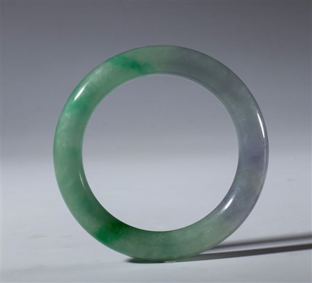  
Bracciale in giada verde. Cina, inizio XX secolo 
 Diametro interno mm 56.4