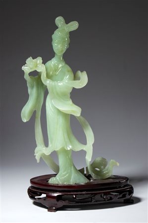  
Scultura in giada verde su base in legno raffigurante una dama con peonia. Cina, XX secolo 
 La sola scultura cm 22 x 11.5 x 5.5