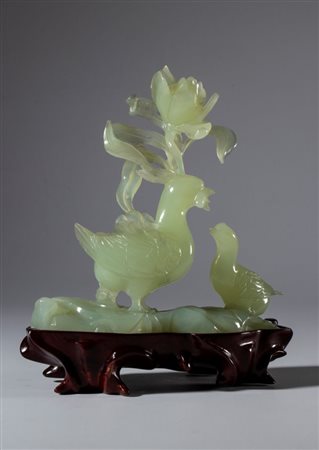  
Scultura in giada verde su base in legno raffigurante una coppia di uccelli e grande fiore . Cina, XX secolo 
 Della sola scultura mm 135 x 136.5 x 45