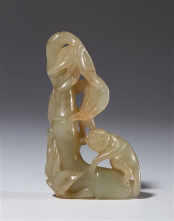  
Raffinata scultura in giada Hotan raffigurante una coppia di scimmie su bambù. Cina, XX secolo 
 mm 66.7 x 37 x 18