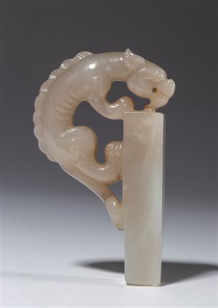  
Timbro in giada non inciso con figura di drago. Cina, XX secolo 
 mm 76.2 x 42.5 x 13.4