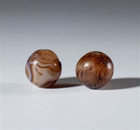  
Coppia di perle ornamentali in agata. Asia centrale, XIX secolo 
 Diametro mm 17 ca.