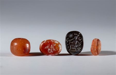  
Lotto composto da tre sigilli sasanidi in agata e corniola, ed una perla in corniola. Asia occidentale, XVII secolo 
 Il piu grande mm 19 x 14